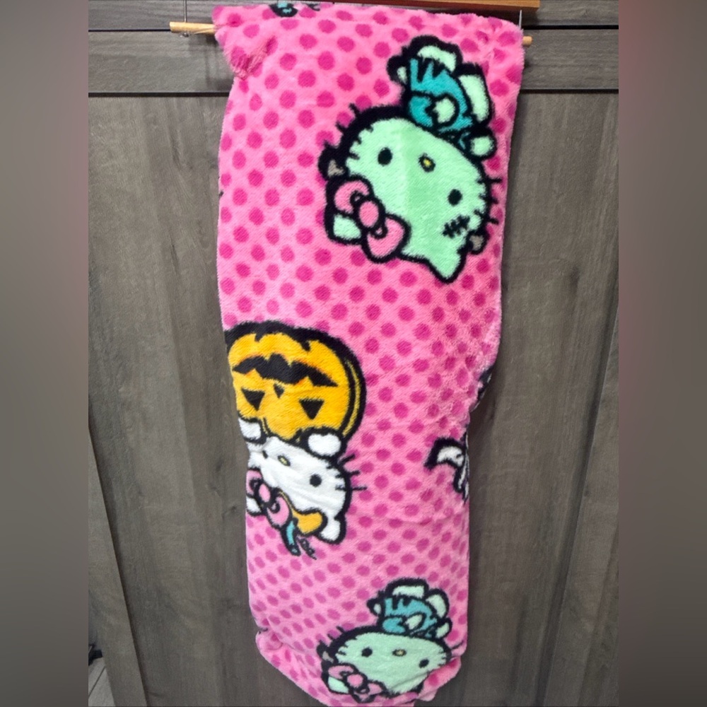 New Hello Kitty Frankie Vampire Mummy Pink Halloween Faux Fur 50"x70" Blanket - Picture 2 of 9
